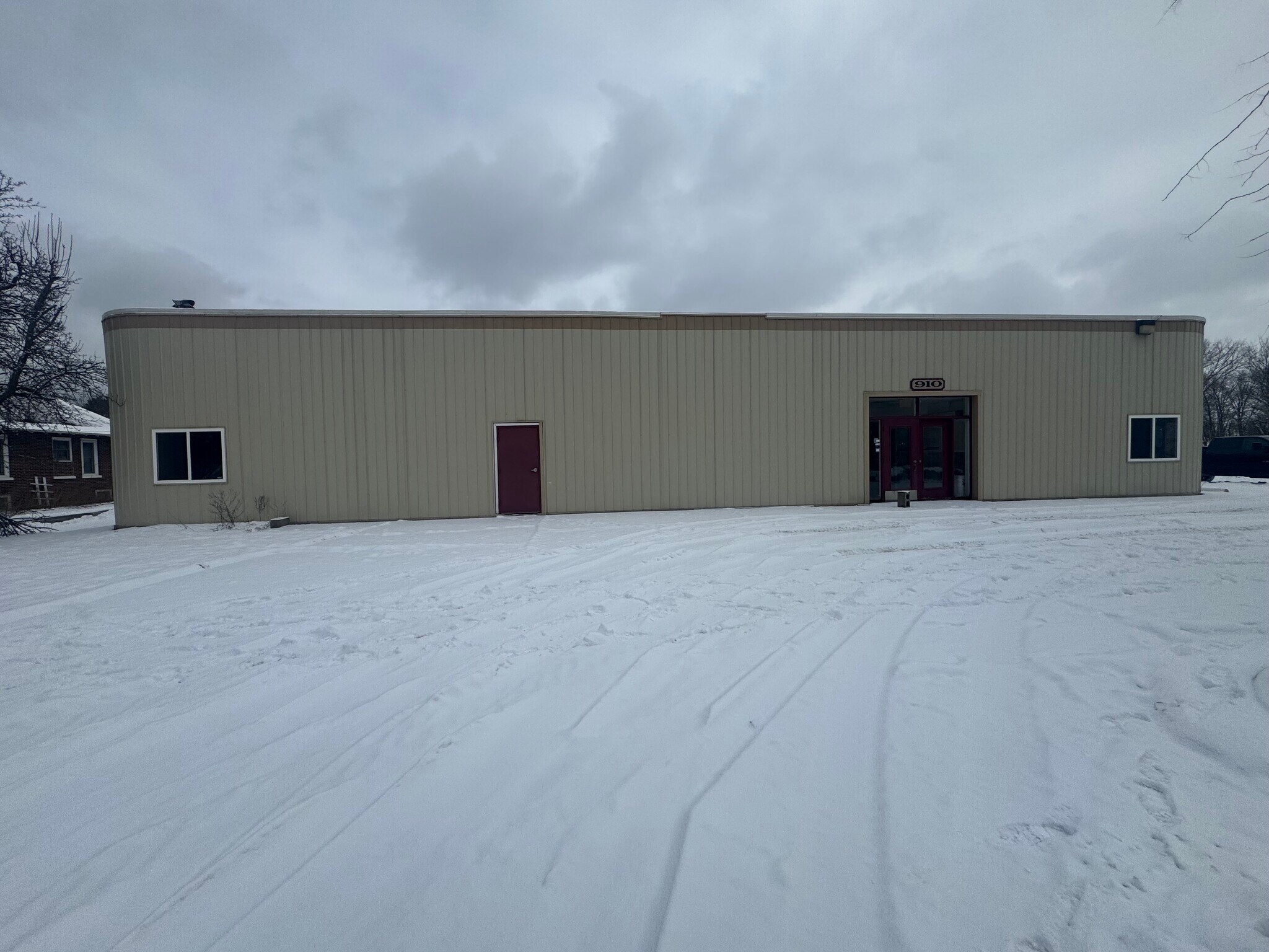 910 N Saginaw St, Saint Charles, MI for lease Interior Photo- Image 1 of 2