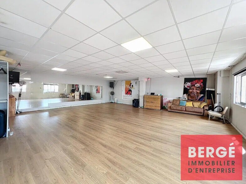 Office in Antibes for sale - Building Photo - Image 2 of 4