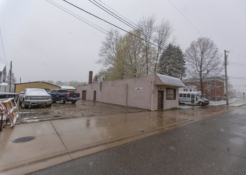 307 W Gilmore St, Angola, IN for sale - Primary Photo - Image 1 of 1