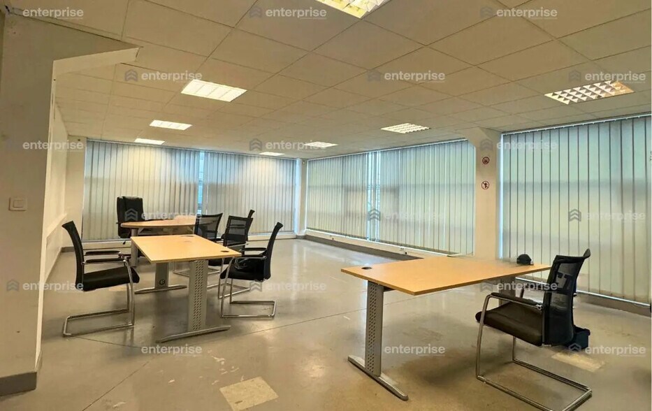 Flex in Beauvais for lease - Interior Photo - Image 2 of 3