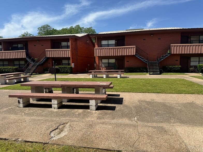 111 W Hird St, Gainesville, TX for sale - Primary Photo - Image 1 of 11