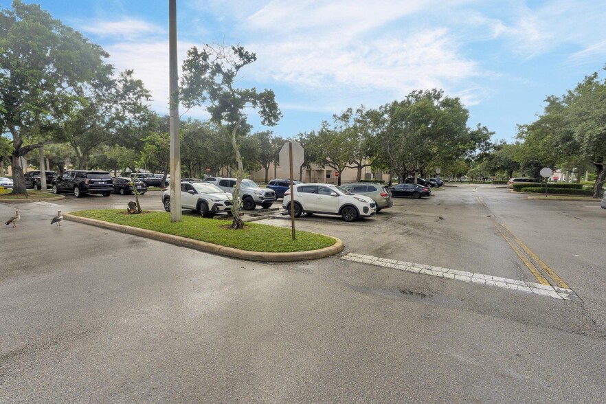 1757 N University Dr, Pembroke Pines, FL for lease - Building Photo - Image 3 of 31