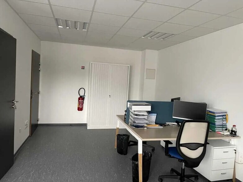 Office in Beauvais for lease - Interior Photo - Image 3 of 7