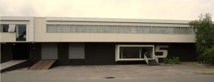 Industrial in Saint-Ouen-l'Aumône for lease Building Photo- Image 1 of 3