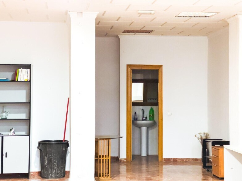 Retail in Huéscar for sale - Interior Photo - Image 3 of 8