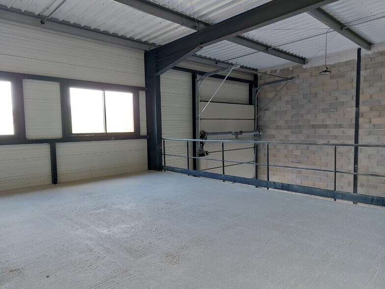 Av. de Varsovie, Signes for lease - Interior Photo - Image 3 of 6