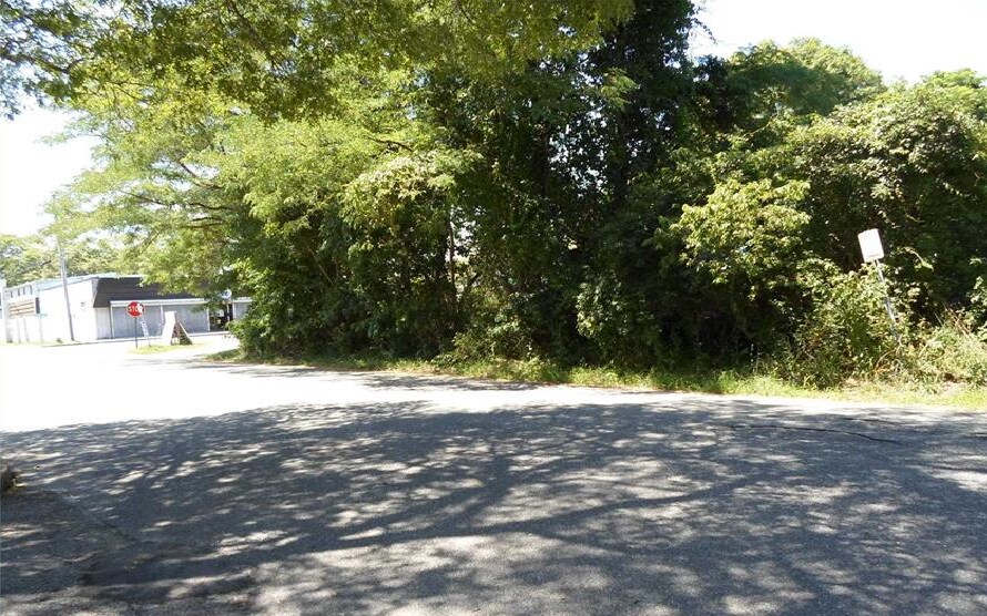 1590 Montauk Hwy, Mastic, NY for sale - Building Photo - Image 1 of 1