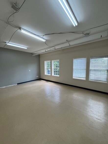 2 Coolidge St, Hudson, MA for lease - Interior Photo - Image 3 of 17