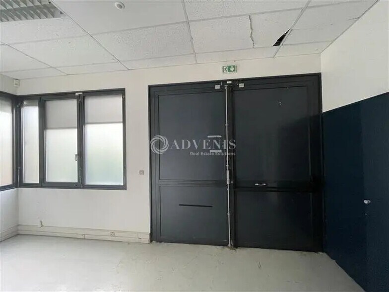 Office in Créteil for lease - Interior Photo - Image 2 of 6
