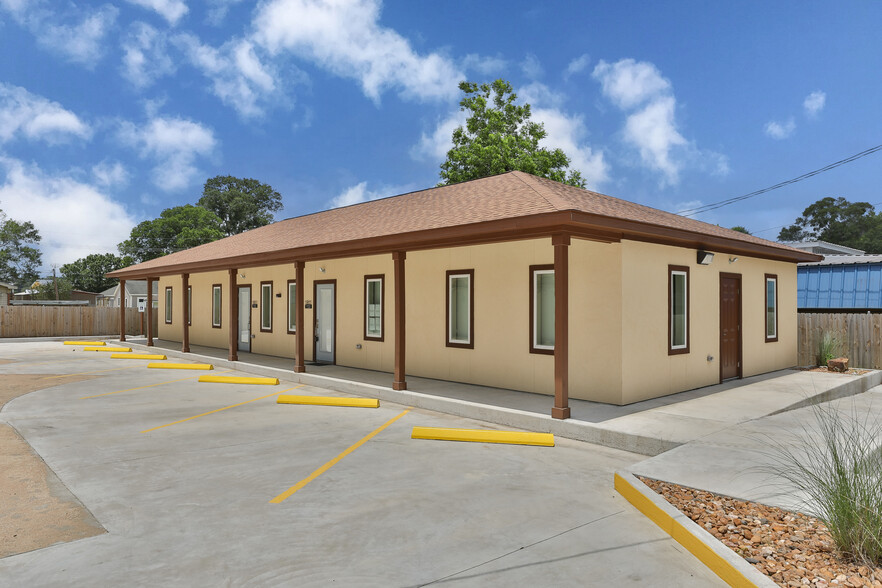 1811 Grand Ave, Liberty, TX for lease - Building Photo - Image 1 of 24