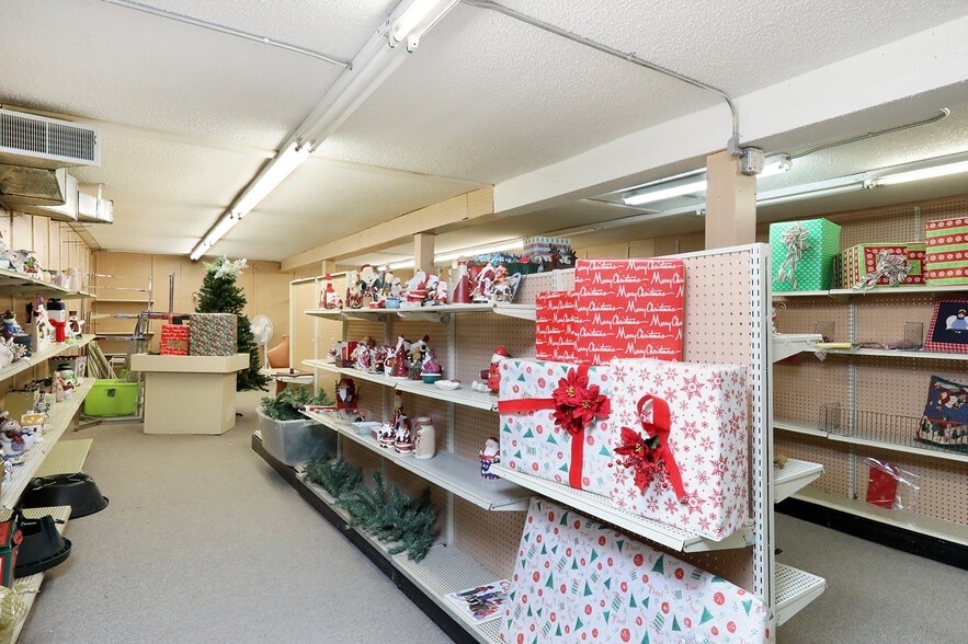 106 N Wilson Ave, Jefferson, IA for sale - Interior Photo - Image 2 of 13