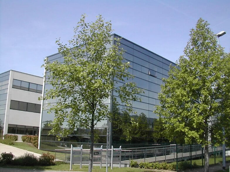 Office in Poissy for lease - Building Photo - Image 1 of 8