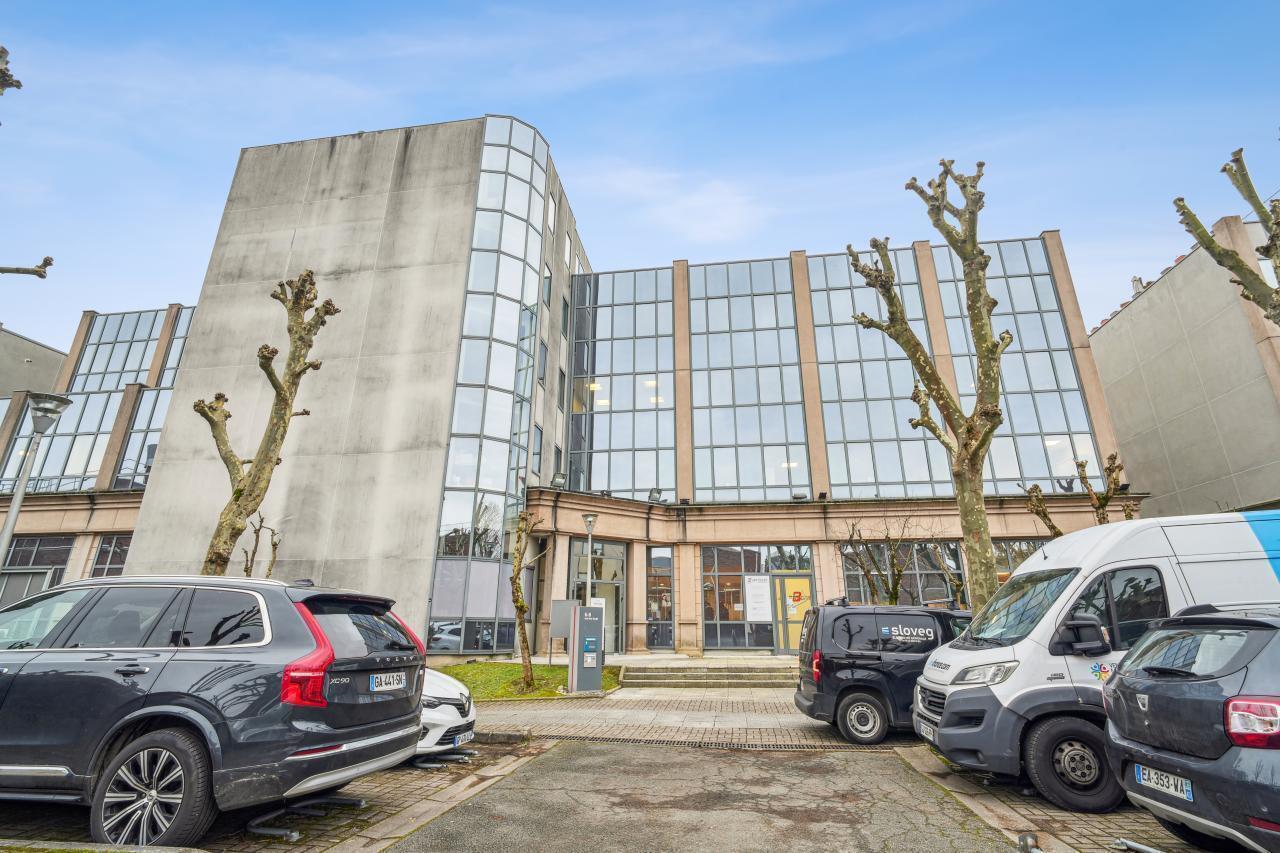Office in Neuilly-Plaisance for sale Building Photo- Image 1 of 21