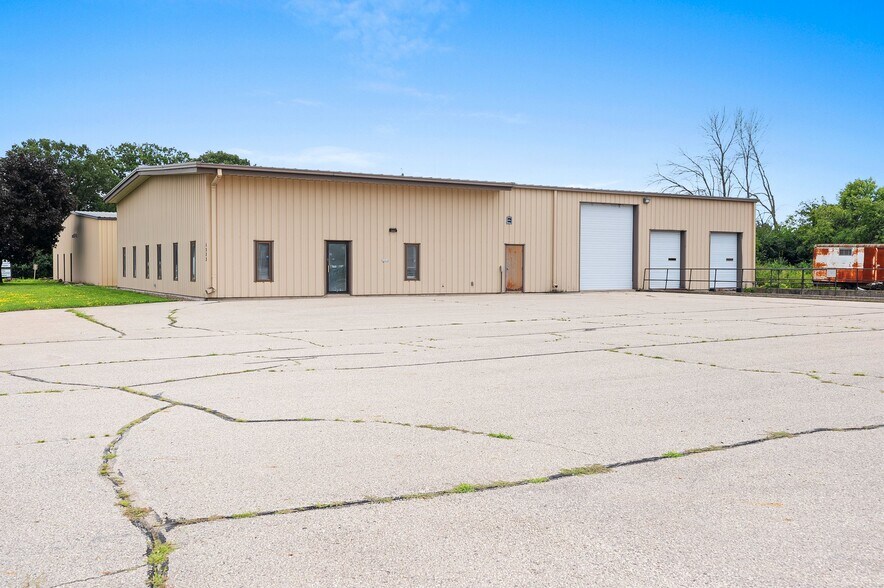 1373 Kimberly Dr, Neenah, WI for sale - Primary Photo - Image 1 of 66