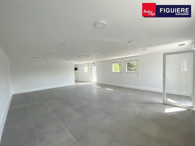 215 Avenue Jean Monnet, Saint-Cannat for lease - Interior Photo - Image 1 of 5