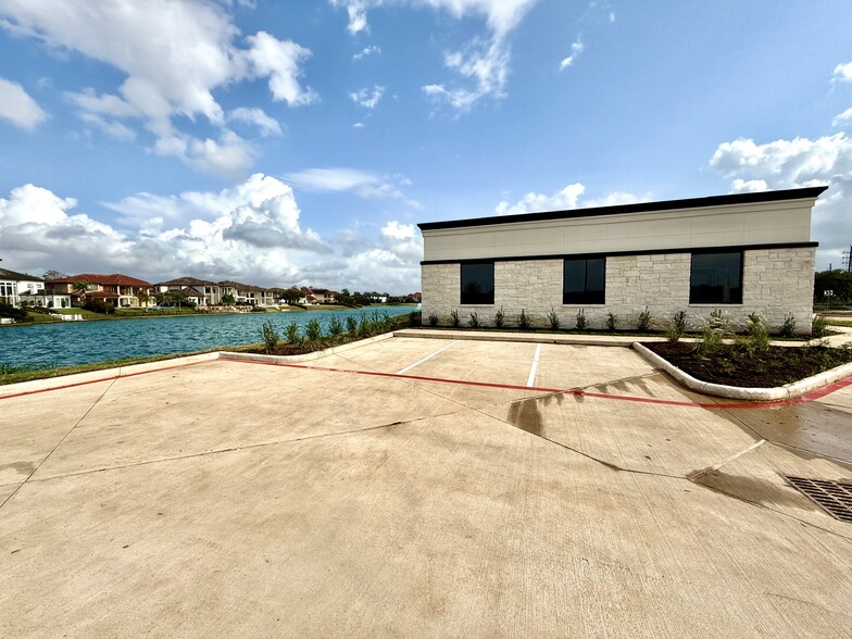 Building 8 | 5501 Cabrera Dr, Sugar Land, TX for lease - Building Photo - Image 2 of 8