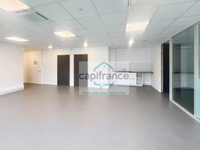 Office in Chambéry for lease - Interior Photo - Image 3 of 5
