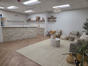 500 Chesterfield Ctr, Chesterfield, MO for lease Interior Photo- Image 1 of 14