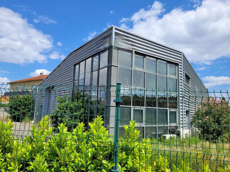 Industrial in Saint-Genis-Laval for lease - Building Photo - Image 1 of 3