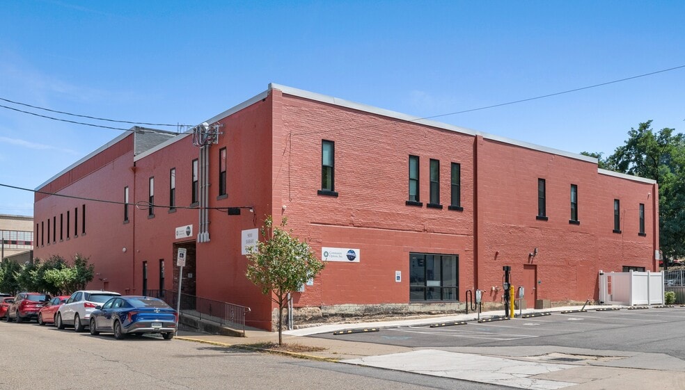 900 Sarah St, Pittsburgh, PA for lease - Building Photo - Image 1 of 30