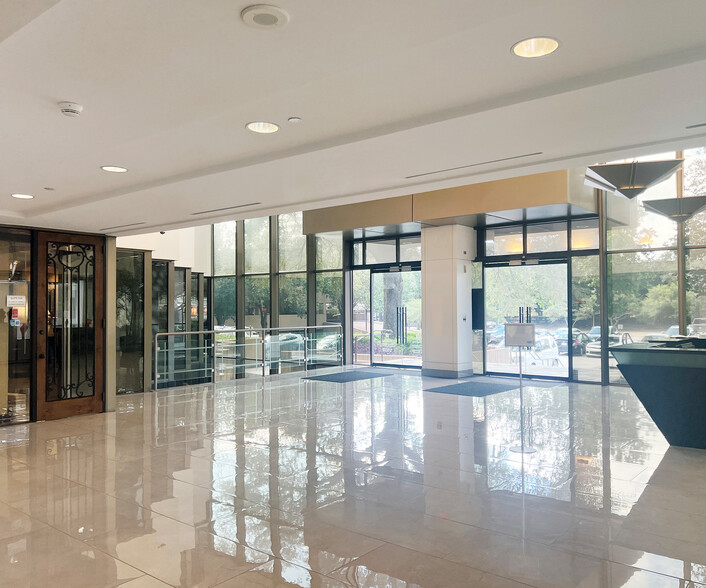 2401 Fountain View Dr, Houston, TX for lease - Lobby - Image 3 of 9