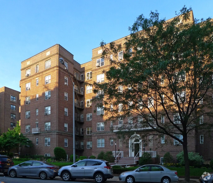6861 Yellowstone Blvd, Flushing, NY for sale - Building Photo - Image 2 of 14