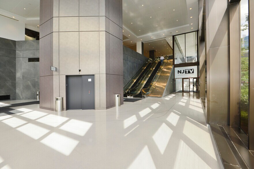 2 Gateway Ctr, Newark, NJ for lease - Interior Photo - Image 3 of 9