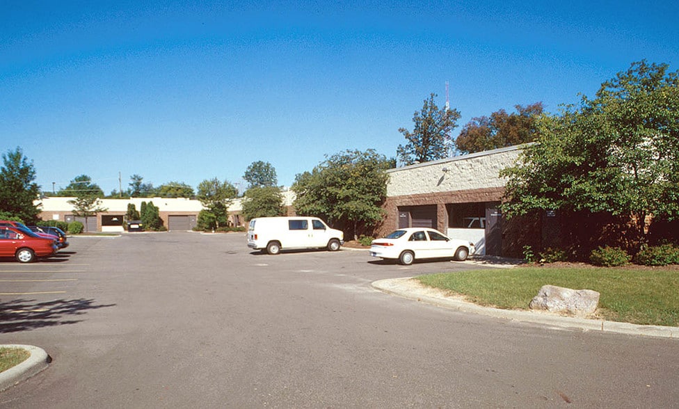 41551-41651 W 11 Mile Rd, Novi, MI for lease - Building Photo - Image 2 of 11