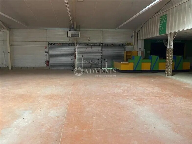 Retail in Thorigné-sur-Dué for lease - Building Photo - Image 2 of 3