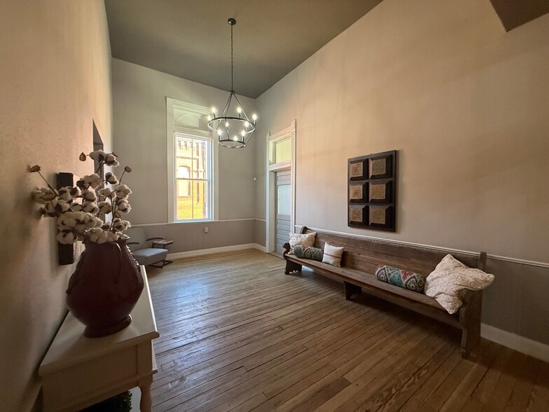 200 W Main St, Ardmore, OK for lease - Lobby - Image 3 of 11