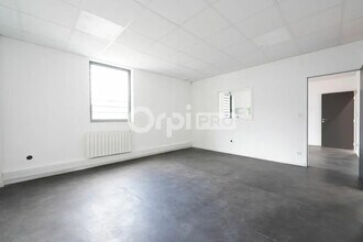 Flex in Saint-Priest for lease Interior Photo- Image 2 of 30