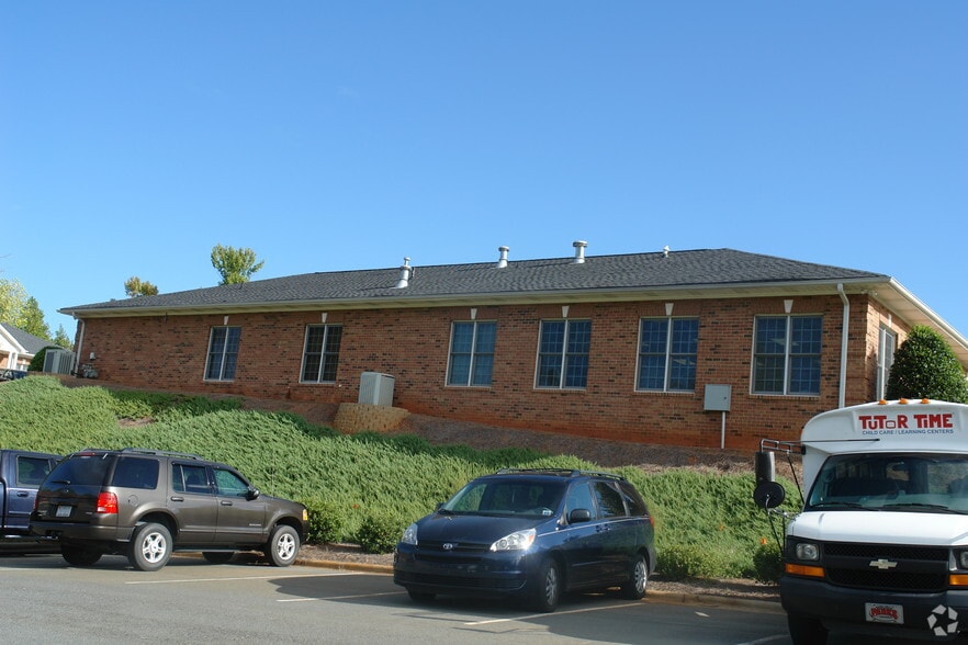2536 Plantation Center Dr, Matthews, NC for lease - Building Photo - Image 2 of 9