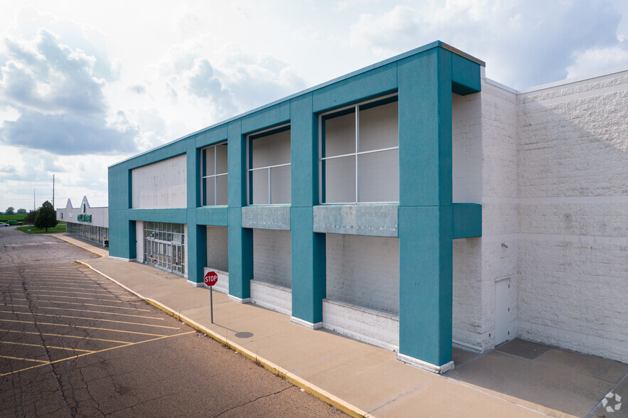 2323 W Pioneer Pky, Peoria, IL for lease - Building Photo - Image 2 of 15