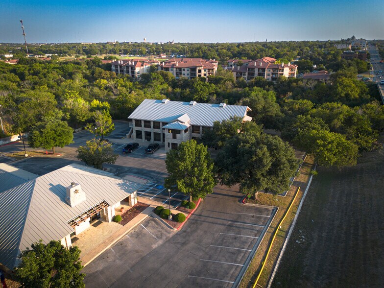 102 W Morrow St, Georgetown, TX for lease - Building Photo - Image 2 of 3