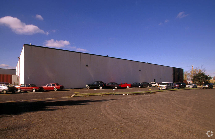 355 Michele Pl, Carlstadt, NJ for lease - Building Photo - Image 1 of 6