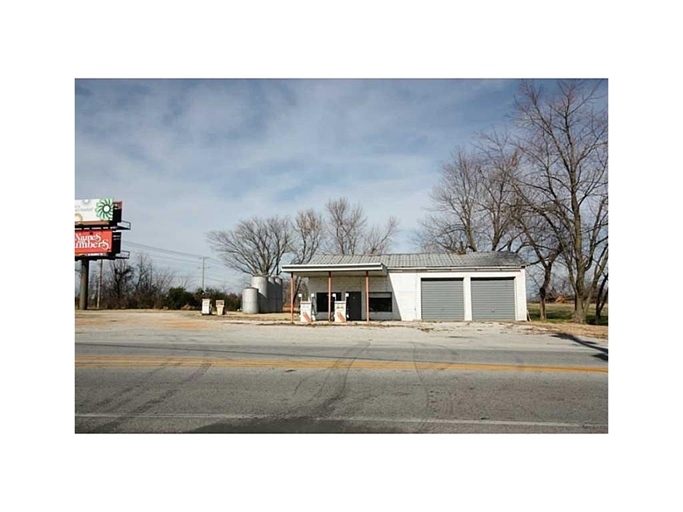 7880 SW Regional Airport Blvd, Bentonville, AR for sale - Primary Photo - Image 1 of 1