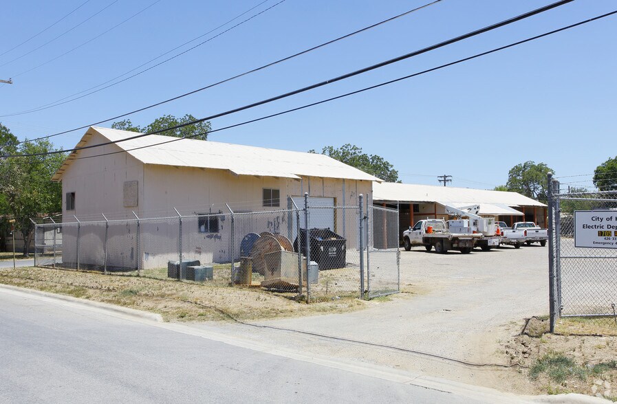 1705 Avenue I, Hondo, TX 78861