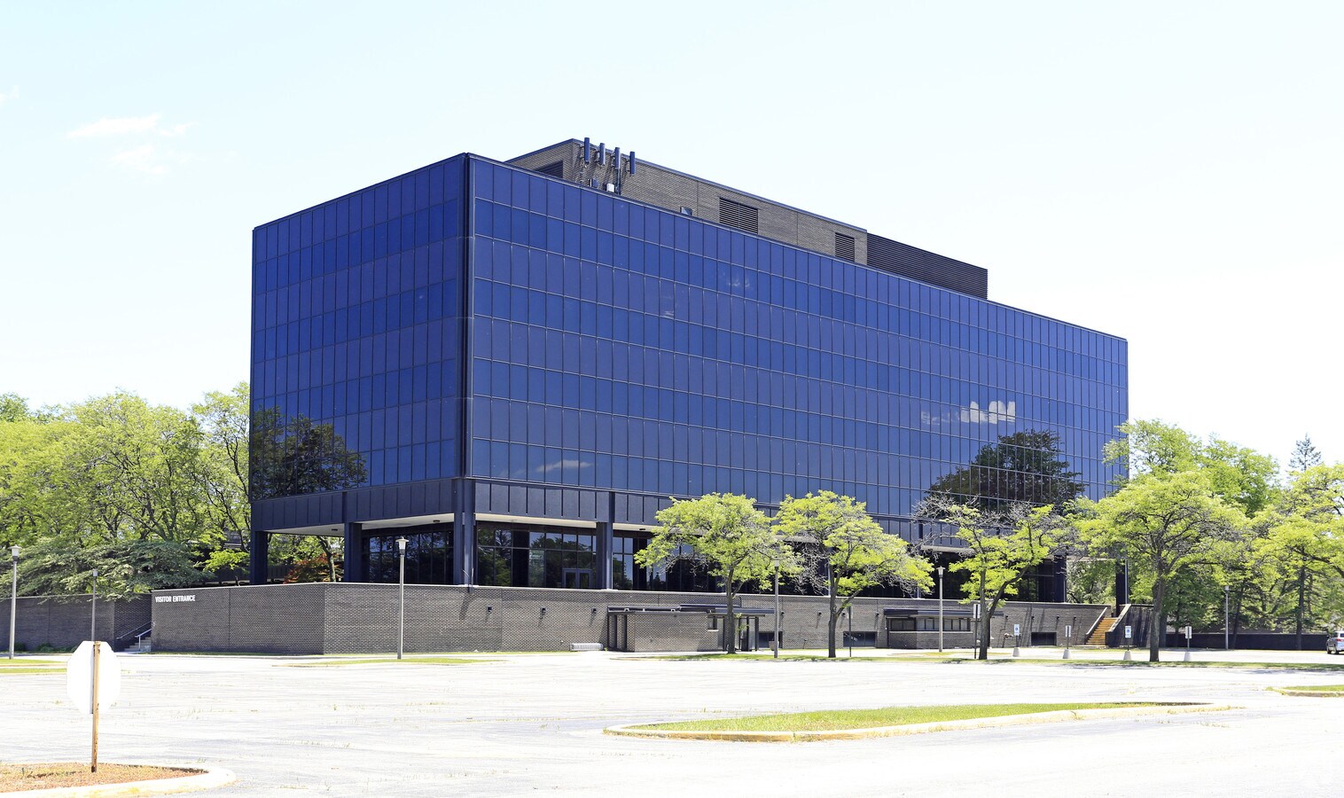 10 W Algonquin Rd, Des Plaines, IL 60016