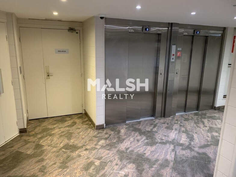 Office in Lyon for lease - Lobby - Image 3 of 17
