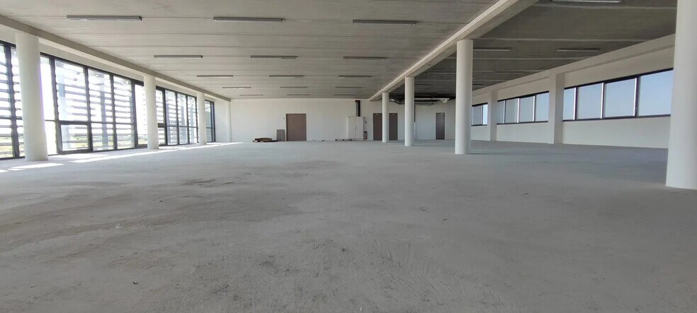 6 Avenue De Shenzhen, Chasseneuil-du-Poitou for lease - Interior Photo - Image 1 of 13