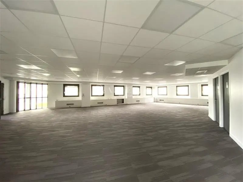 Office in La Garenne-Colombes for lease Interior Photo- Image 1 of 1