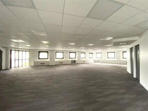 Office in La Garenne-Colombes for lease Interior Photo- Image 1 of 1