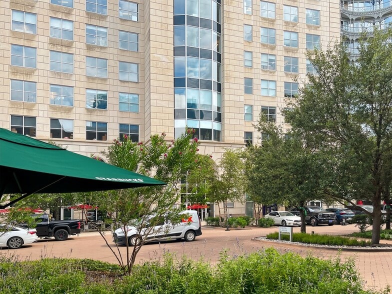 100 Crescent Ct, Dallas, TX for lease - Building Photo - Image 3 of 11