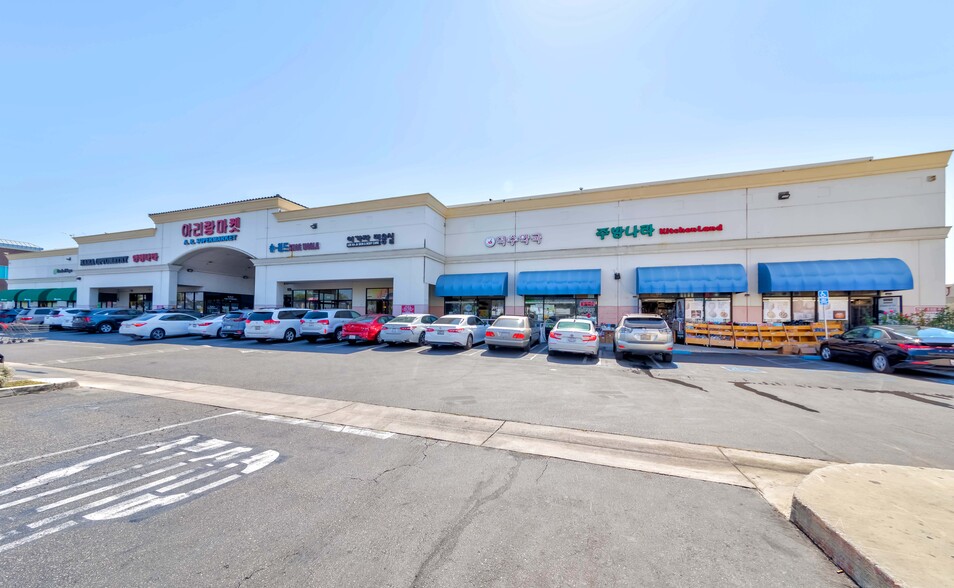 9562-9580 Garden Grove Blvd, Garden Grove, CA for lease - Building Photo - Image 2 of 8