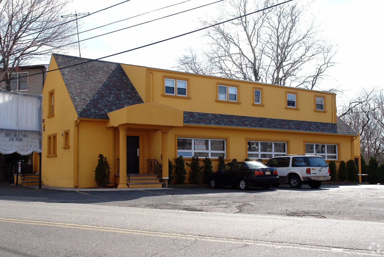 775 Riverside Ave, Lyndhurst, NJ 07071