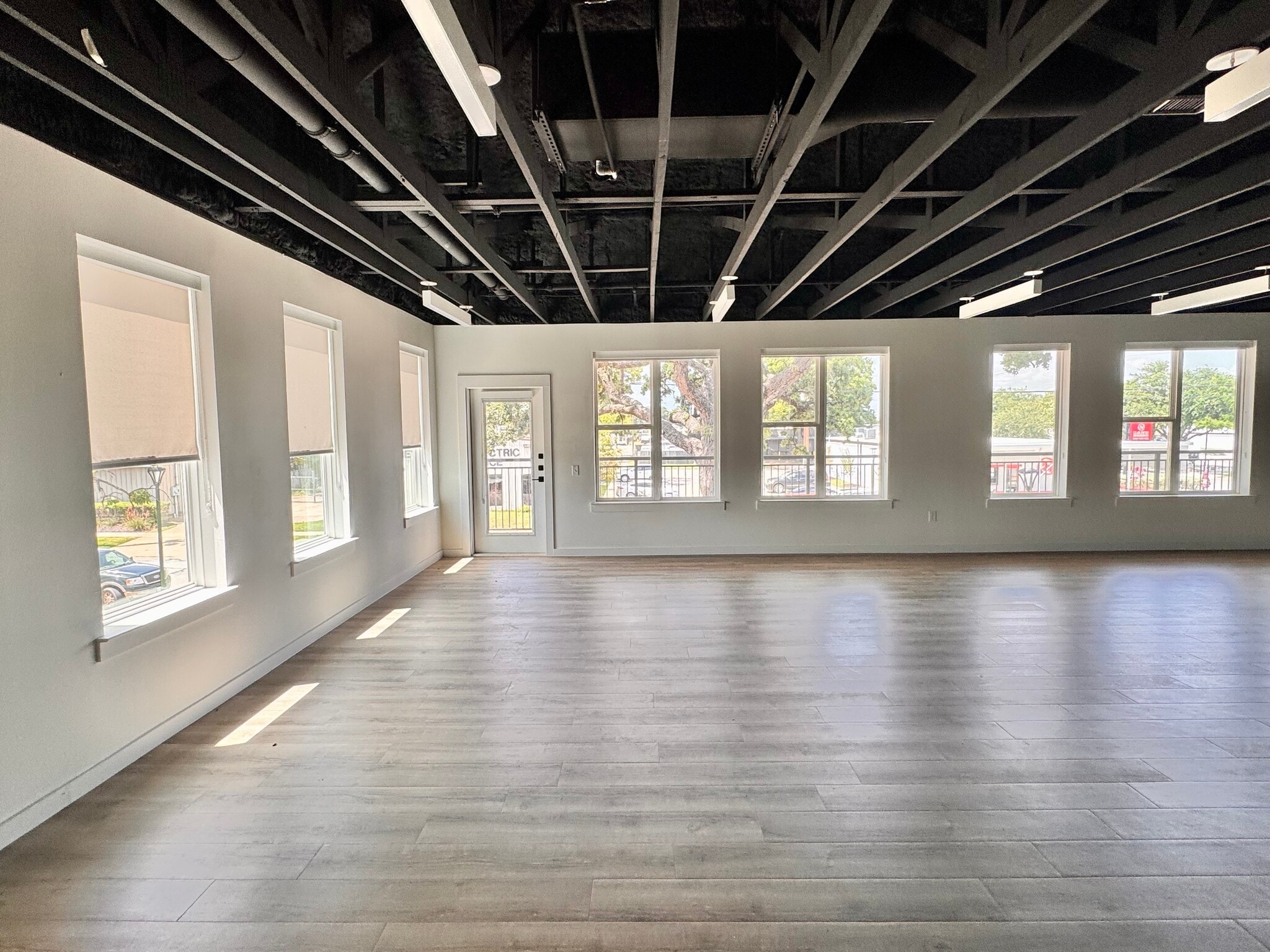 300 E Front St, Arlington, TX for lease Interior Photo- Image 1 of 5