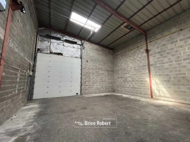 Flex in Décines-Charpieu for lease - Interior Photo - Image 3 of 6