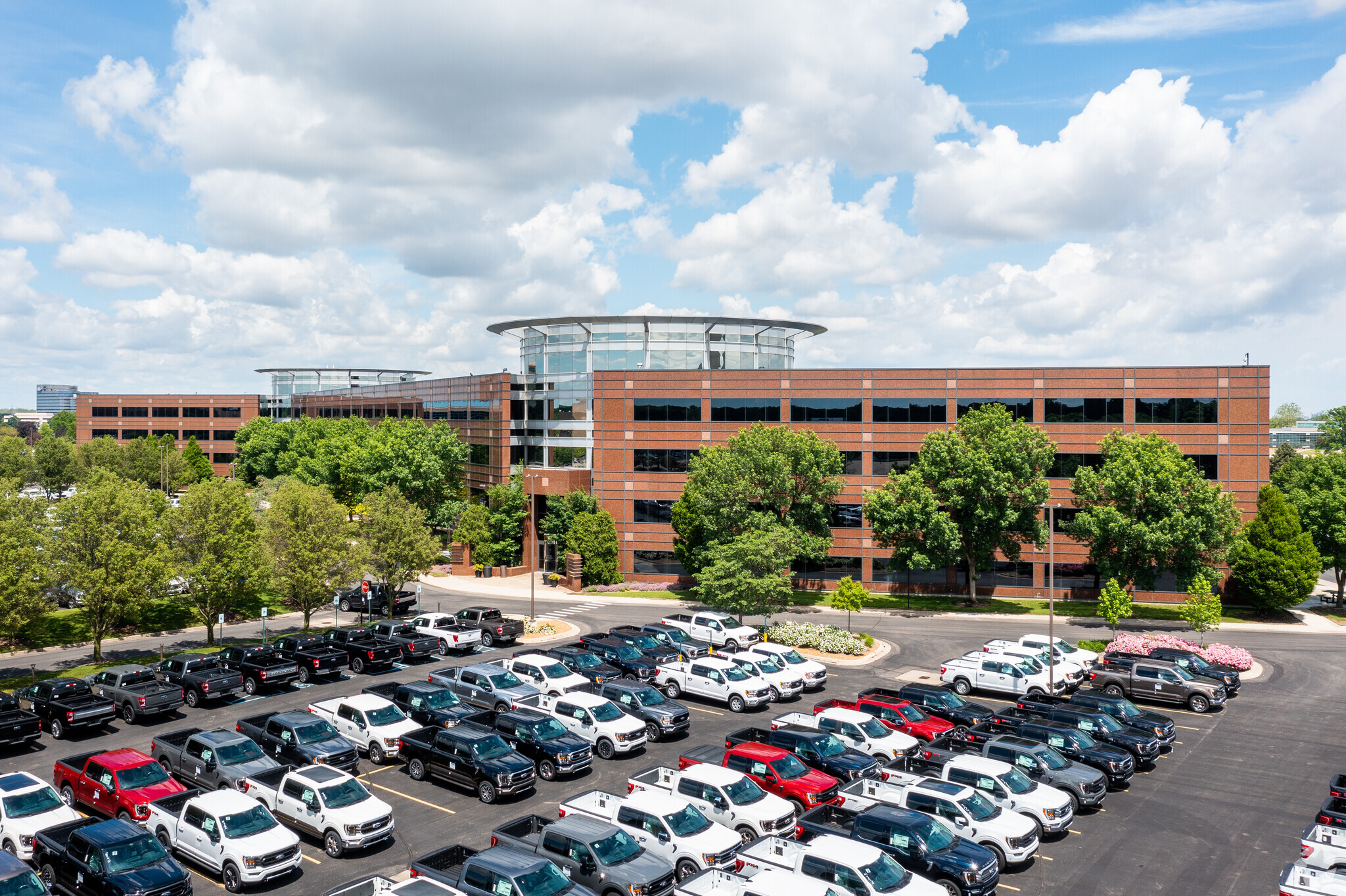 550-570 Town Center Dr, Dearborn, MI for sale Building Photo- Image 1 of 1