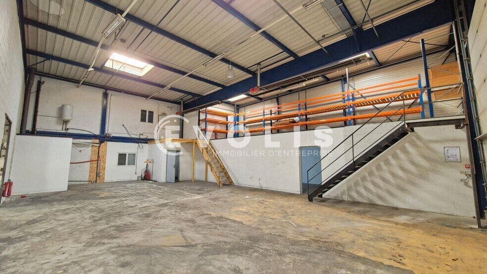 Flex in Chelles for lease - Interior Photo - Image 1 of 10