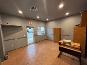 585 105th Ave N, West Palm Beach, FL for lease Interior Photo- Image 1 of 5
